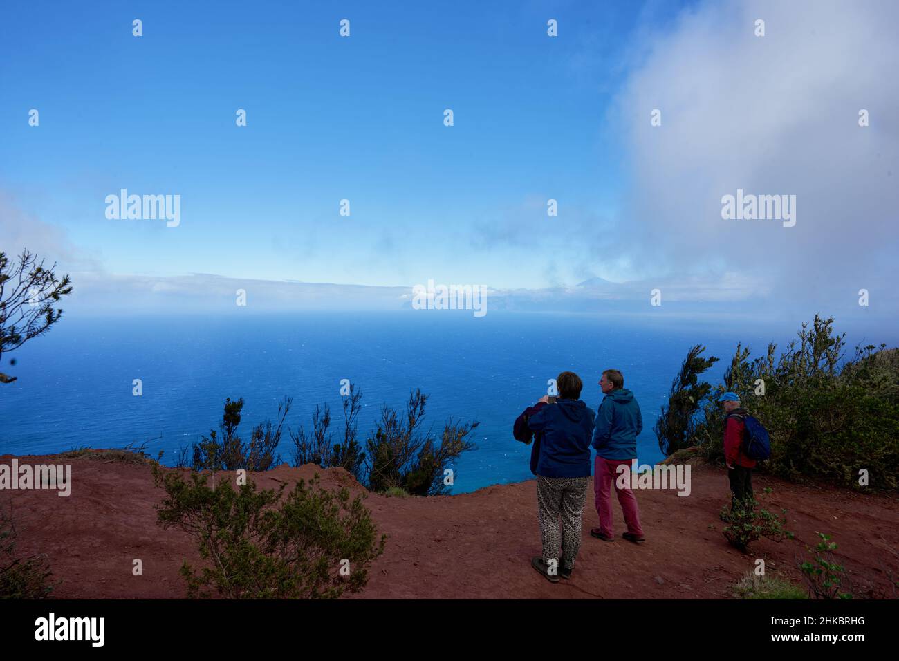 Touristen am Aussichtspunkt Mirador de Abrante bei Agulo, La Gomera, Kanarische Inseln, Spanien Stock Photo