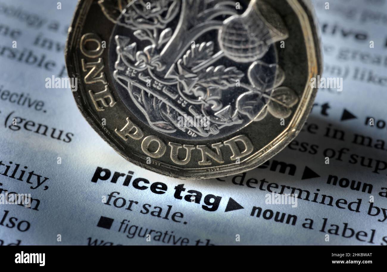 DICTIONARY DEFINITION OF WORD PRICE TAG WITH ONE POUND COIN RE INFLATION THE ECONOMY COST OF LIVING SHOPPING ETC UK Stock Photo