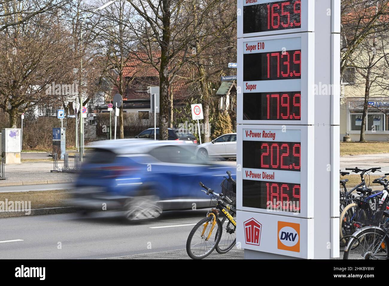 SUPER E10 more expensive than ever! Gasoline prices at record levels. A