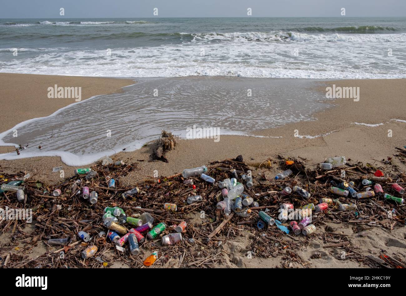 Pollution plage dechets mer mediterranee Stock Photo - Alamy