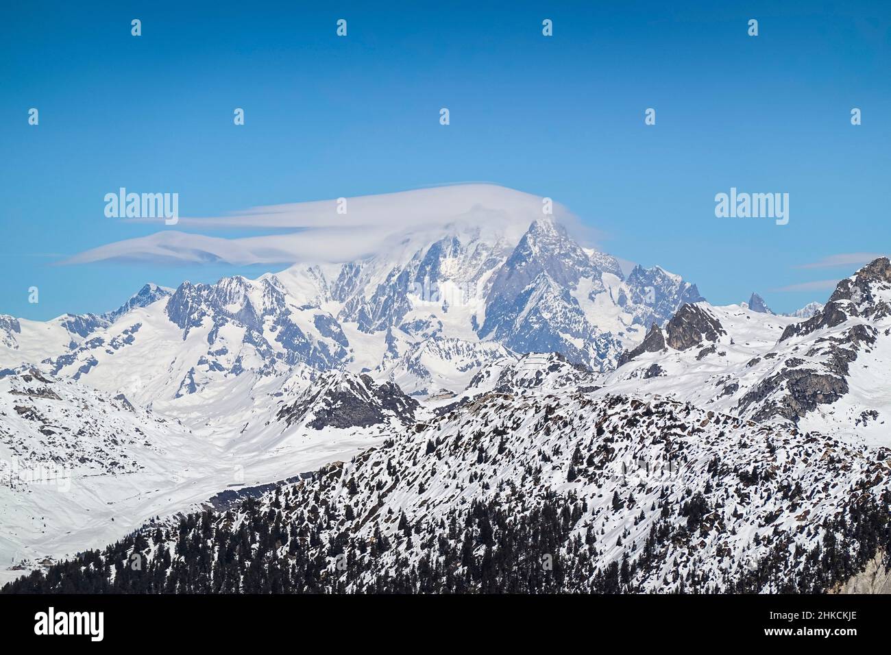 Mont Blanc Massiv, im Vordergrund Berge des Vallee de Courchevel, Departement Savoie, Frankreich Stock Photo