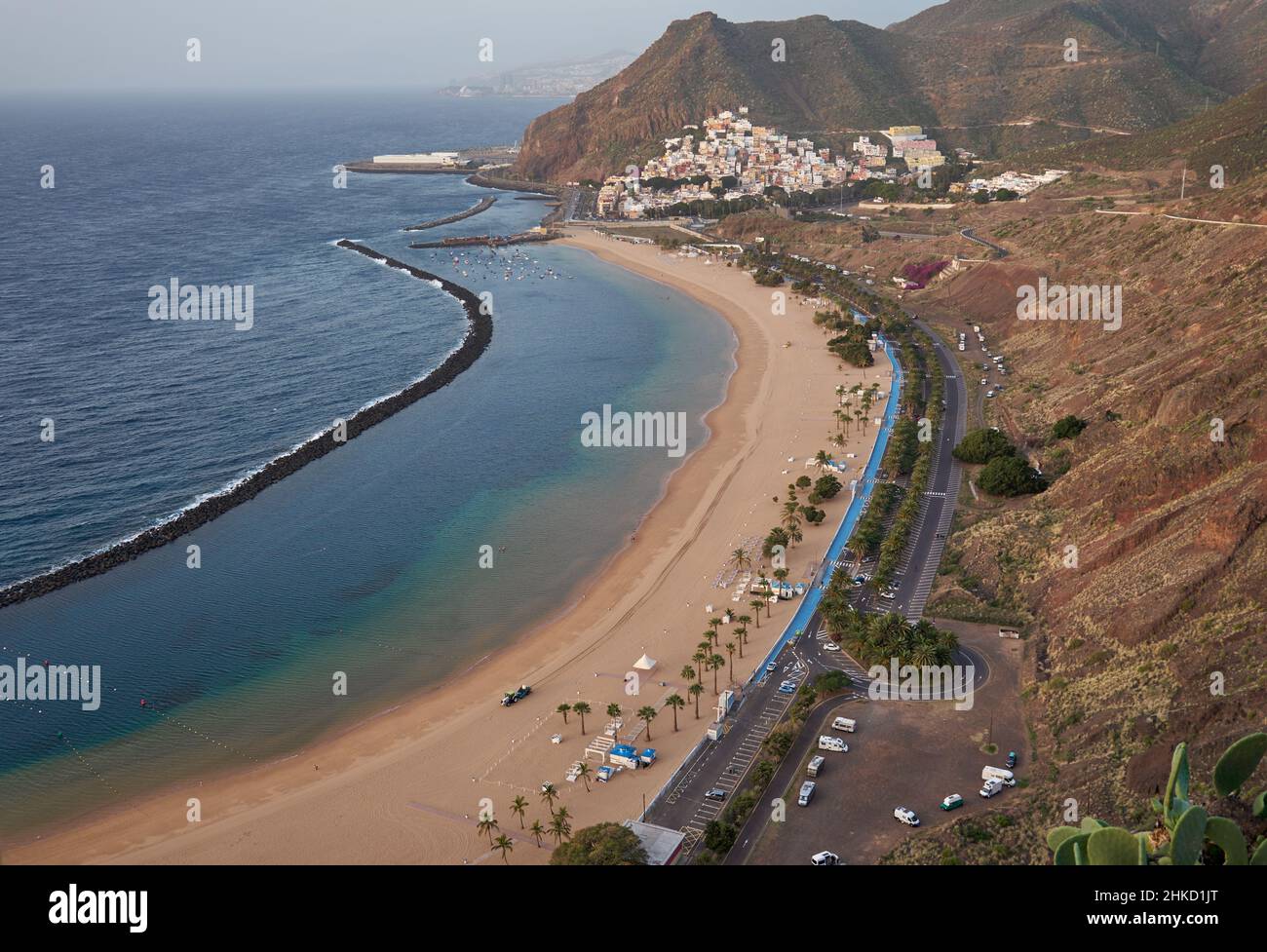 Der Strand Playa de Las Teresitas, hinten der Ort San Andrés, Anaga-Gebirge, Macizo de Anaga, Nord-Teneriffa, Teneriffa, Kanarische Inseln, Spanien Stock Photo