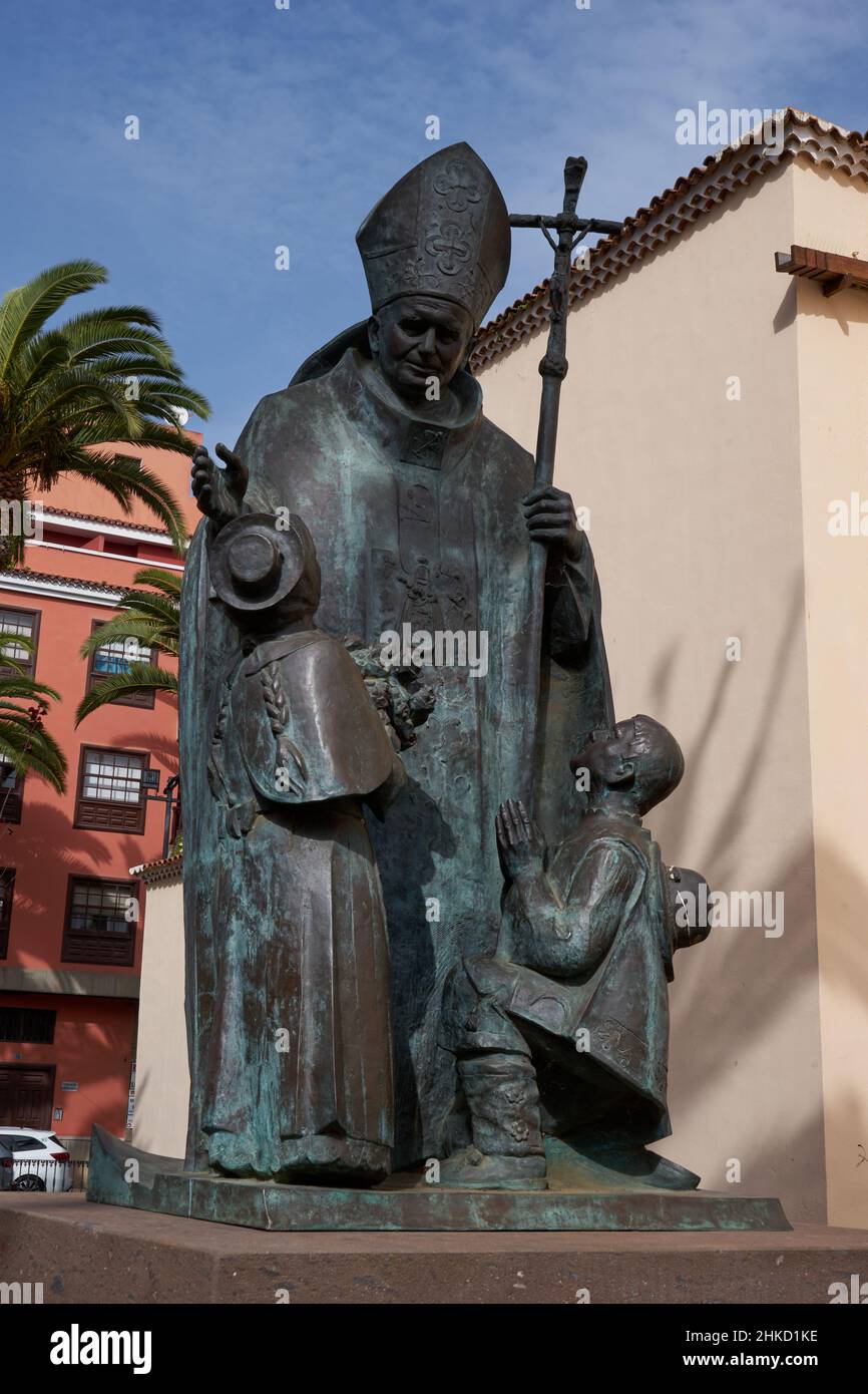 Statue von Papst Johannes Paul II, der 2 Kinder segnet, vor der Kirche Iglesia de la Concepción, San Cristobal de la Laguna, Teneriffa, Kanarische Ins Stock Photo