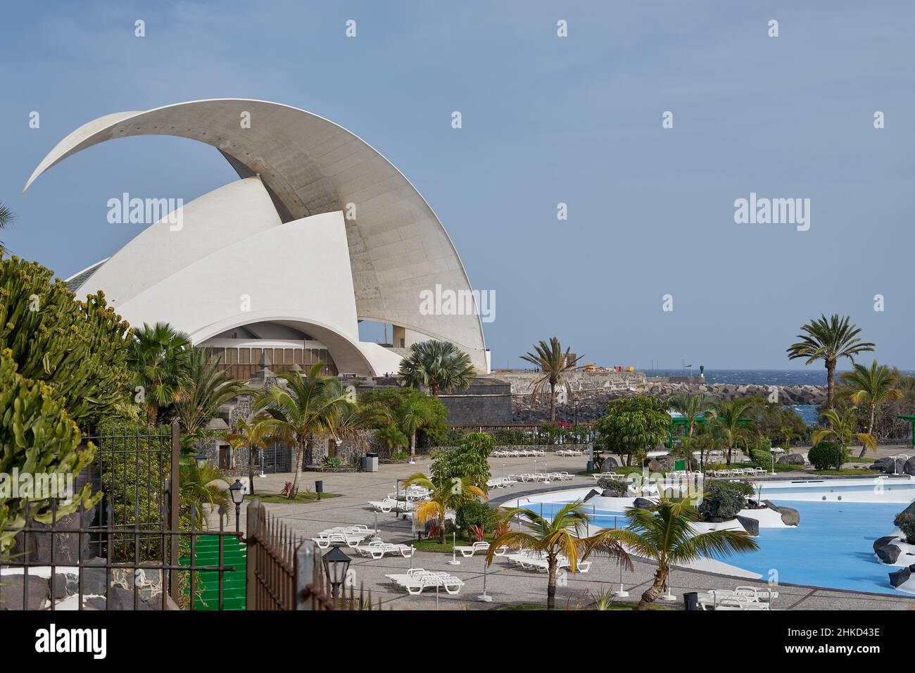 Konzerthalle Auditorio de Tenerife, vorne der Parque Marítimo César Manrique, Santa Cruz de Tenerife, Teneriffa, Kanarische Inseln, Spanien Stock Photo