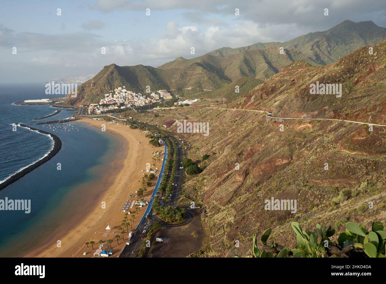 Der Strand Playa de Las Teresitas, hinten der Ort San Andrés, Anaga-Gebirge, Macizo de Anaga, Nord-Teneriffa, Teneriffa, Kanarische Inseln, Spanien Stock Photo