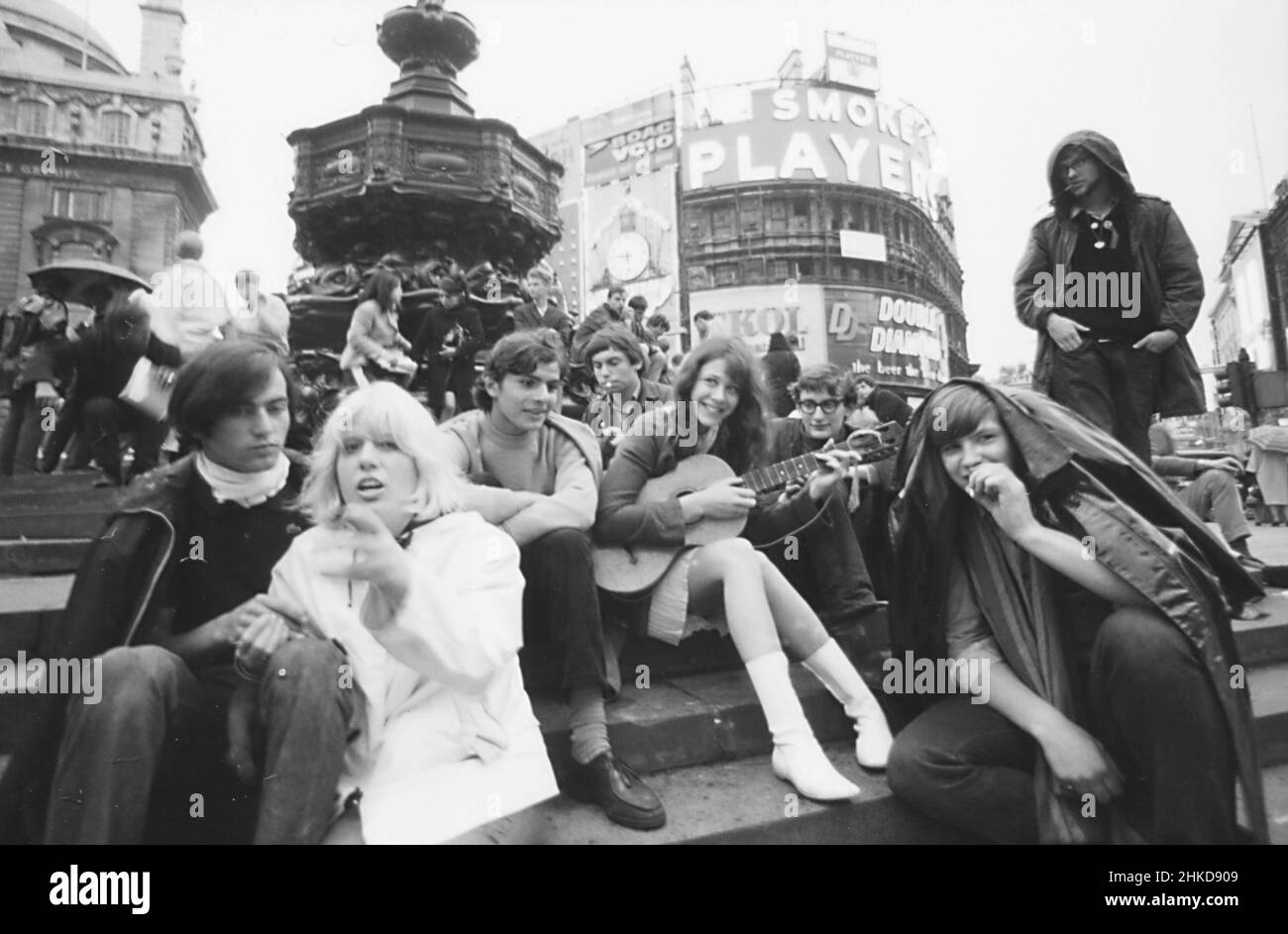 Vashti Bunyan playing guitar and singing at Piccadilly Circus, 1966 Stock Photo