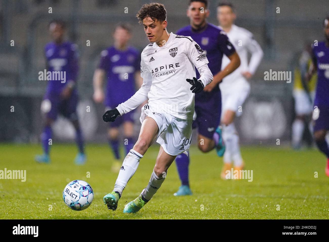 Page 2 - Goes For The Ball High Resolution Stock Photography and Images -  Alamy