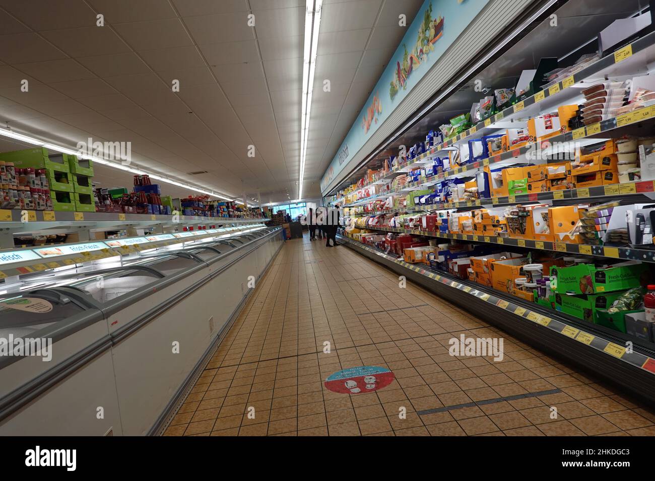Kühltheke in einem Supermarkt - Symbolbild Stock Photo