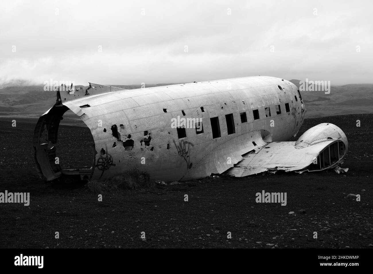 crashed plane on the beaches of iceland Stock Photo Alamy