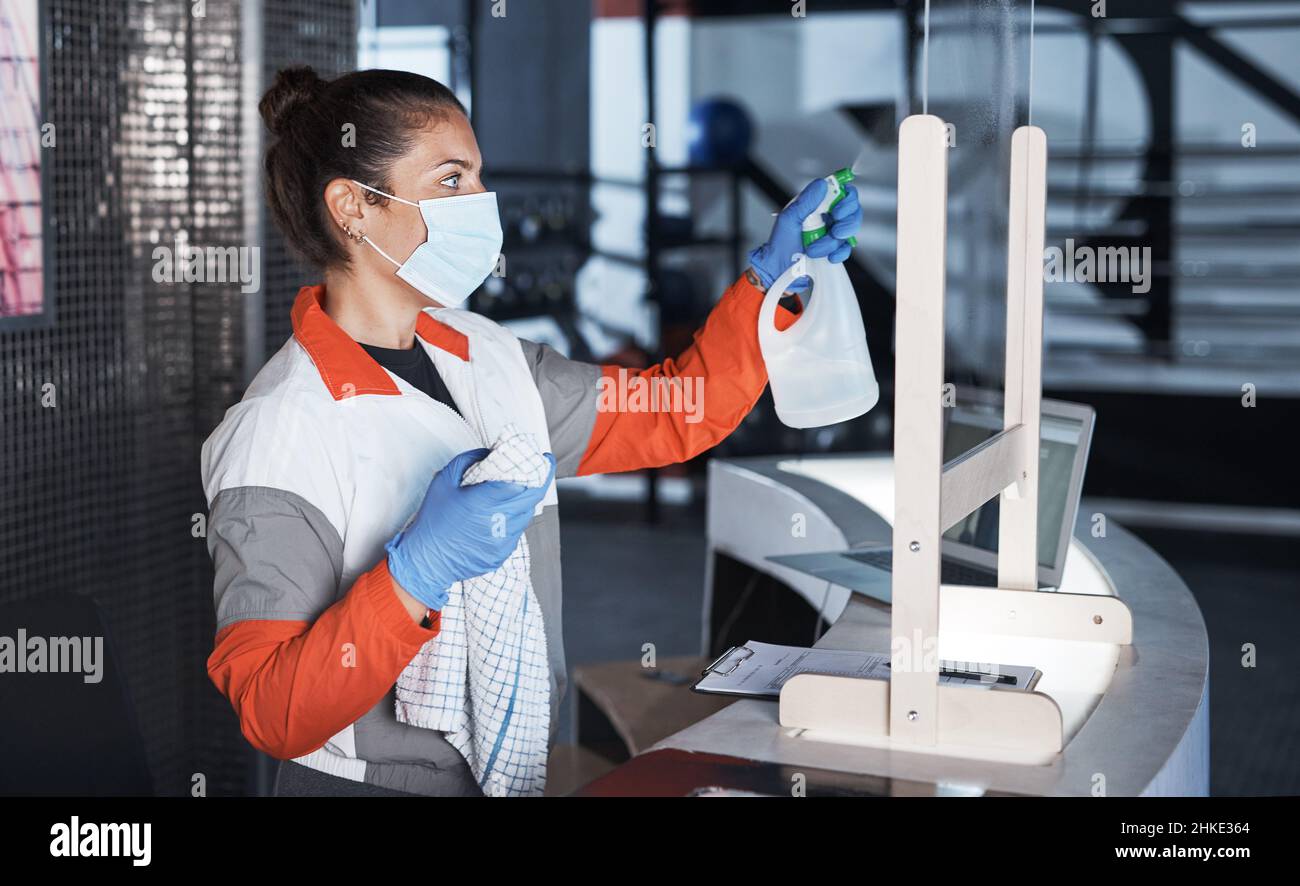 Young women mask in gym hi-res stock photography and images - Alamy