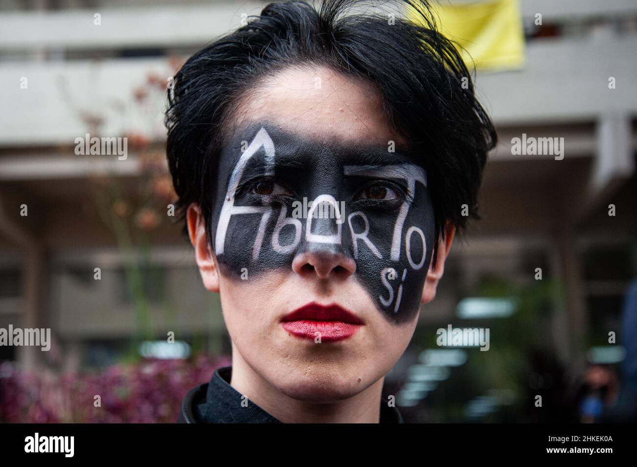 Bogota, Colombia. 03rd Feb, 2022. A Pro-Choice supporter of decriminalization of abortions demonstrate with her face painted with the message 'Yes to Abortions' in spanish, outside the Justice Palace as the Constitutional Court debate on the decriminalization of abortion for up to the week 24 of gestation on February 03, 2022 in Bogota, Colombia. Credit: Long Visual Press/Alamy Live News Stock Photo