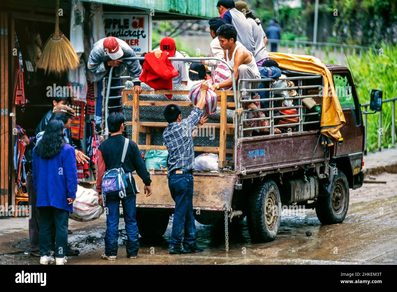 File:Overloaded truck.jpg – Travel guide at Wikivoyage