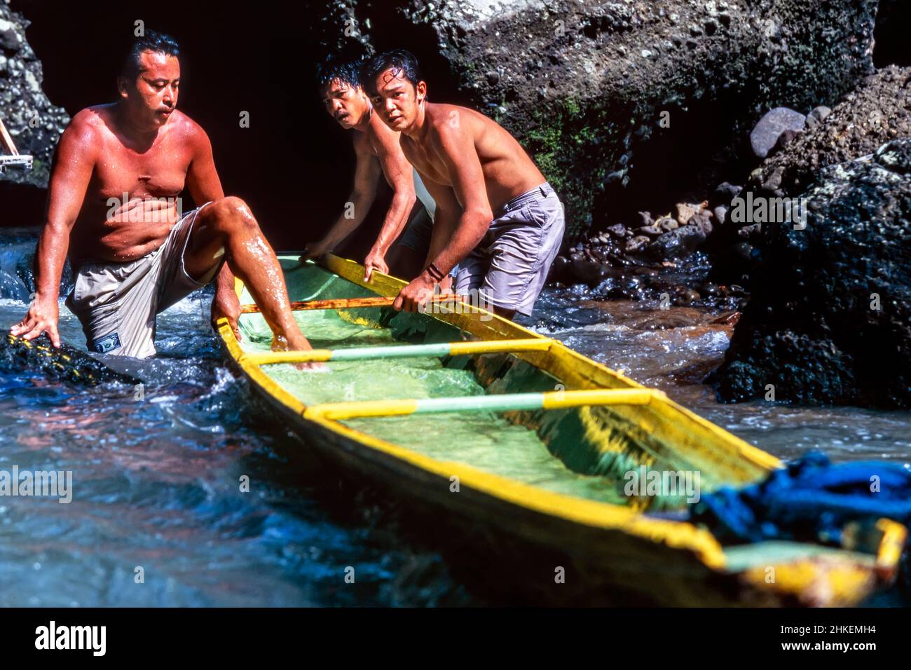 Boatmen negotiating rocks and rapids on Pagsanjan river, Laguna, Philippines Stock Photo
