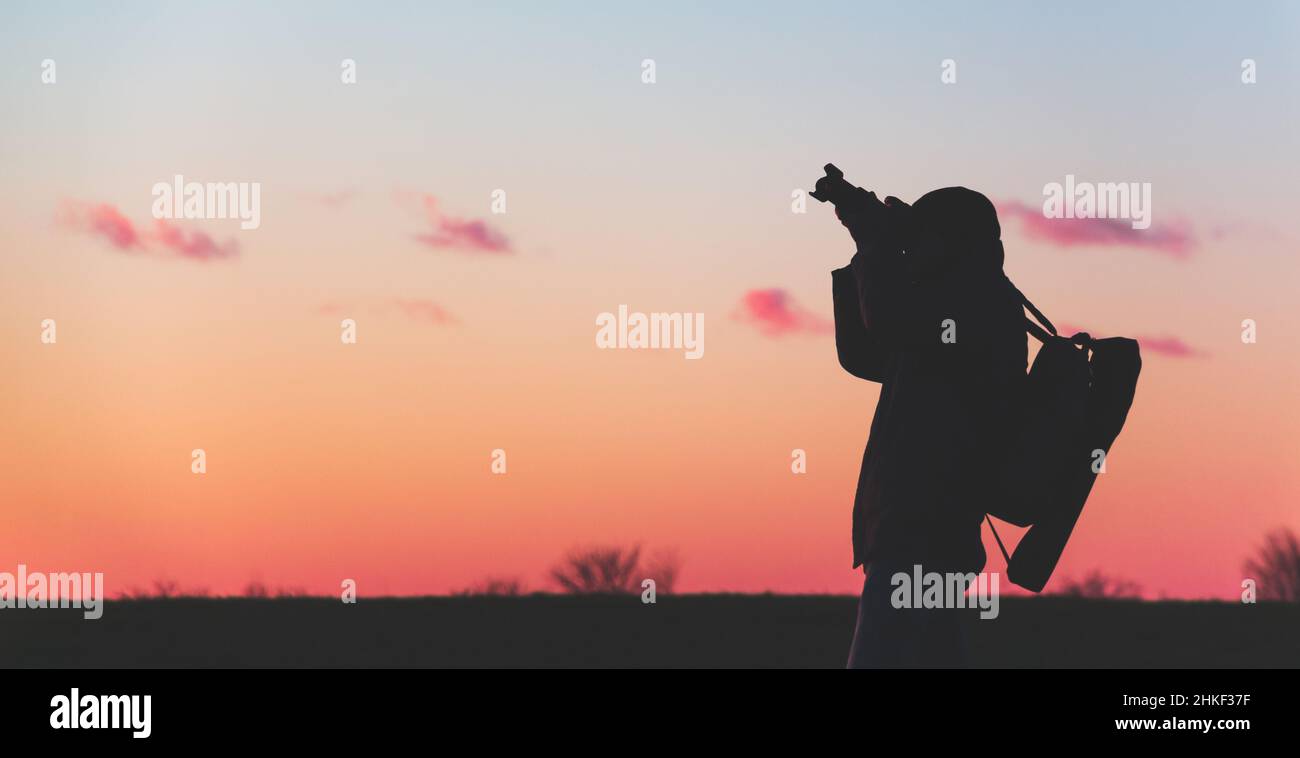 Silhouette of a photographer on a sunset background with a tripod Stock ...
