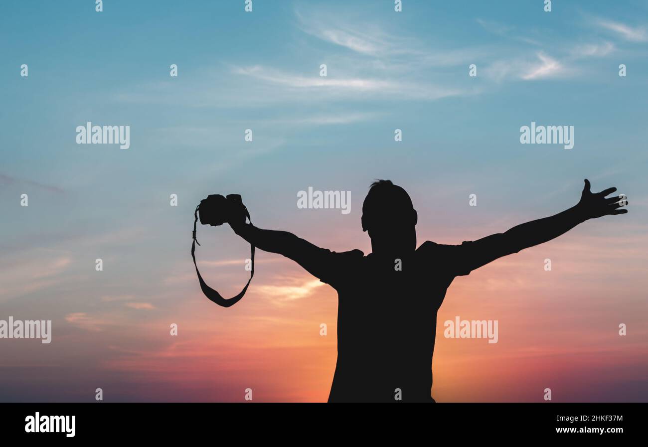 Silhouette of a photographer on a sunset background with a tripod Stock ...