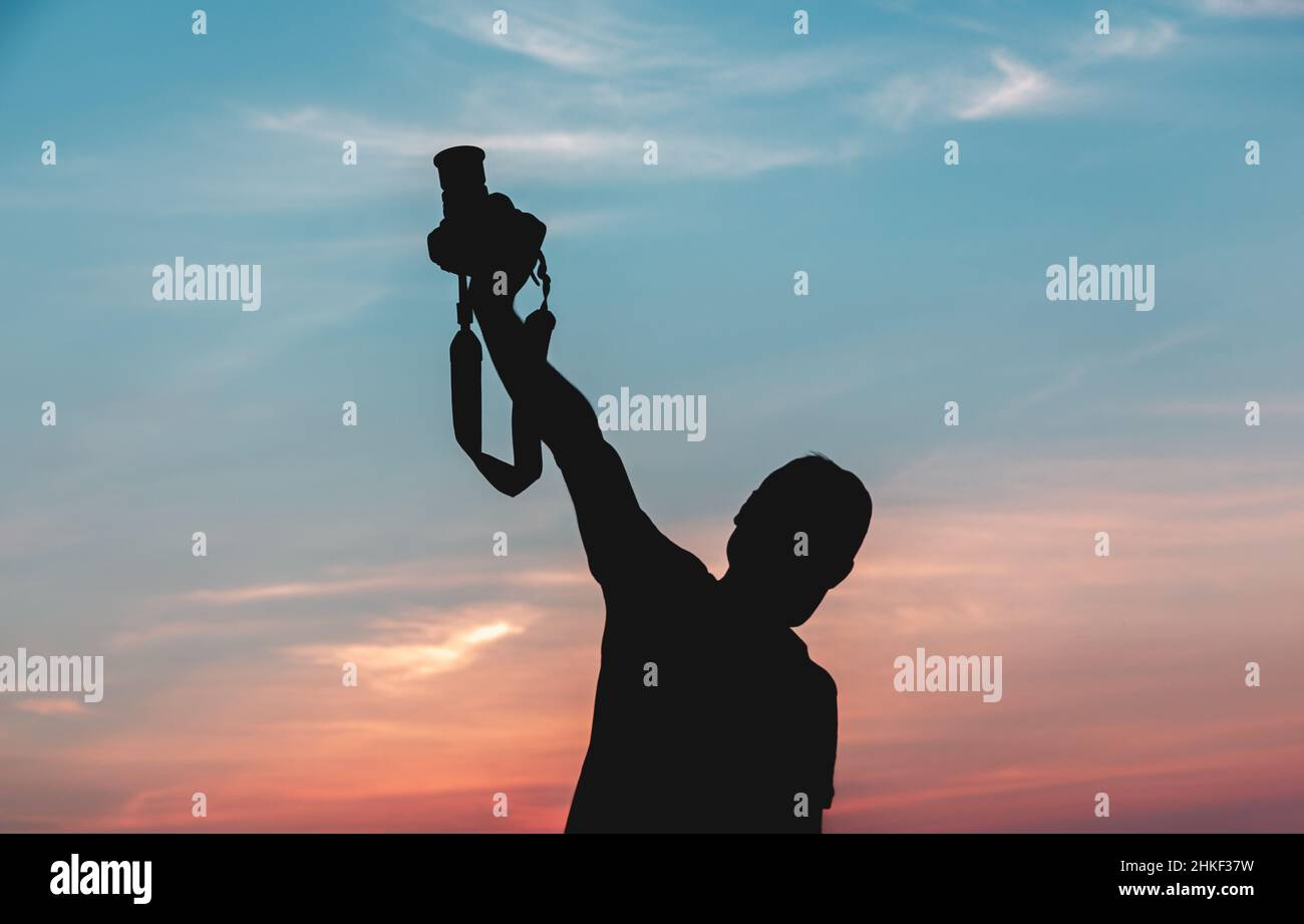 Silhouette of a photographer on a sunset background with a tripod Stock ...