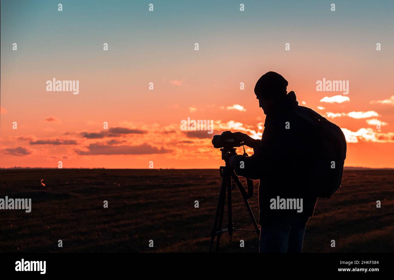 Silhouette of a photographer on a sunset background with a tripod Stock ...