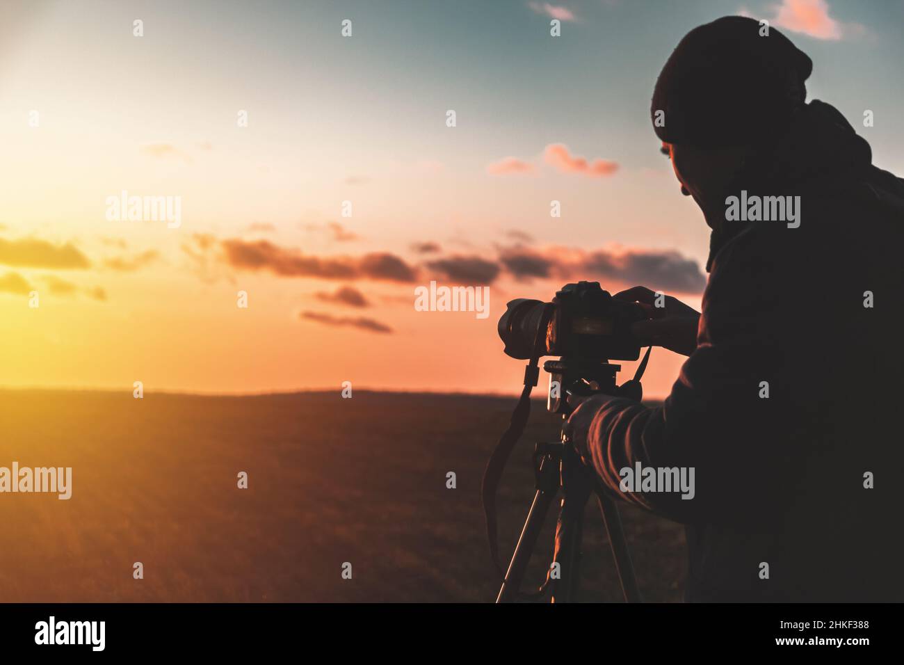 Silhouette of a photographer on a sunset background with a tripod Stock ...