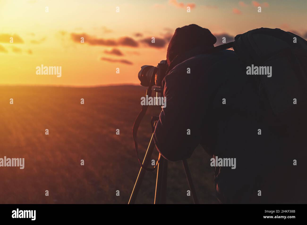 Silhouette of a photographer on a sunset background with a tripod Stock ...