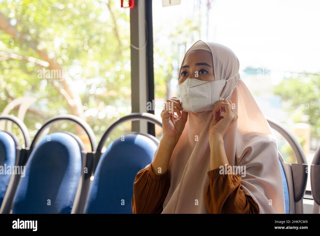 Muslim females with mask hi-res stock photography and images - Alamy