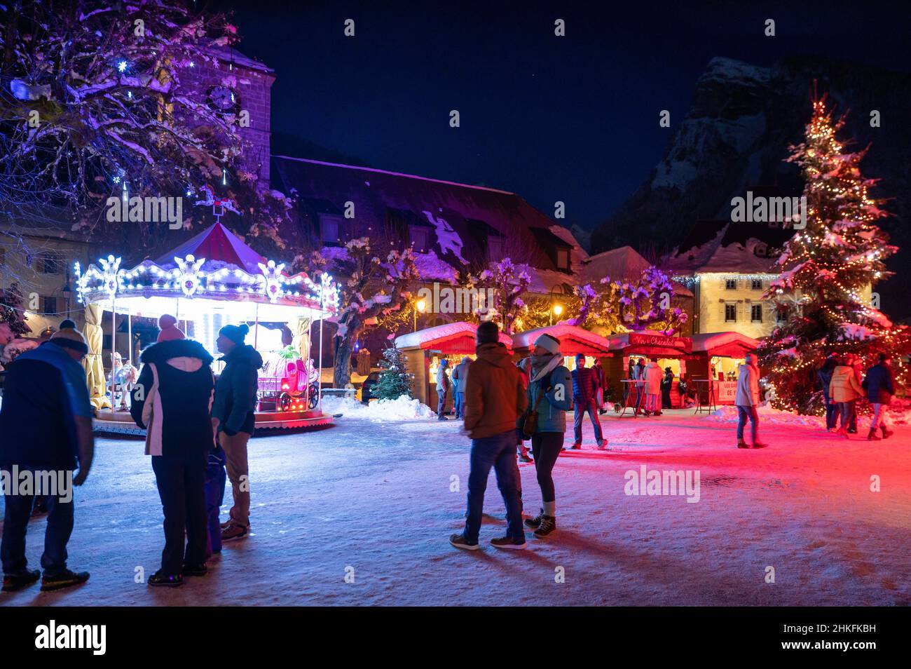 France, Haute-Savoie (74), Chablais massif, Samoëns, Grand Massif, Christmas market in the village centre Stock Photo