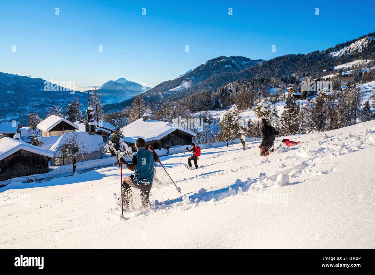 France, Haute-Savoie (74), Chablais massif, Samoëns, Grand Massif, young refugees discovering the pleasures of the snow thanks to a local association above the hamlet of Chantemerle Stock Photo