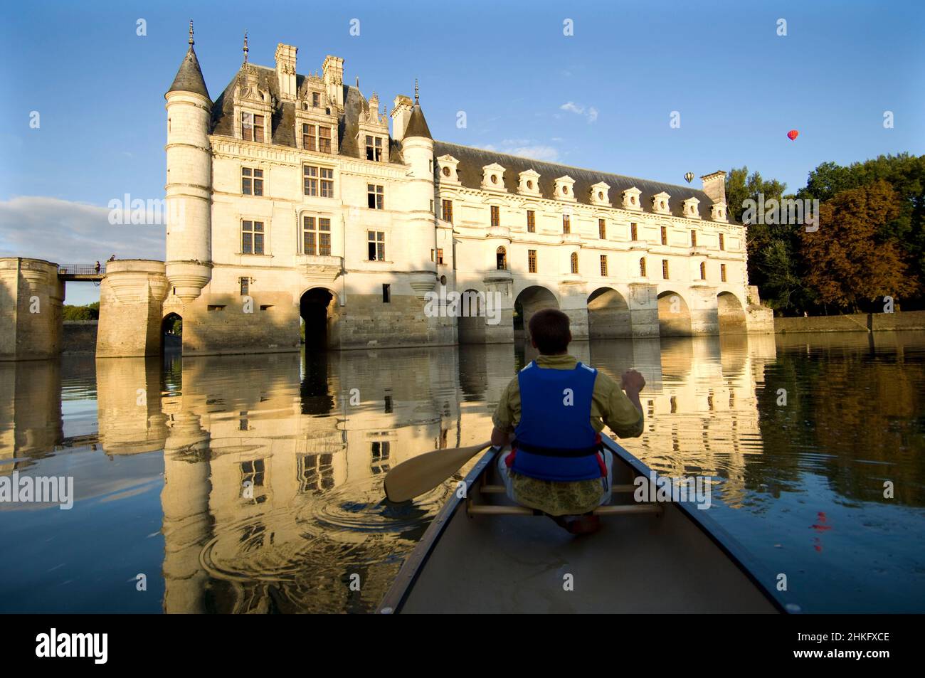 France, Indre et Loire, Canadian canoe trip in the Cher Valley under, or  near the castle of Chenonceau Stock Photo - Alamy