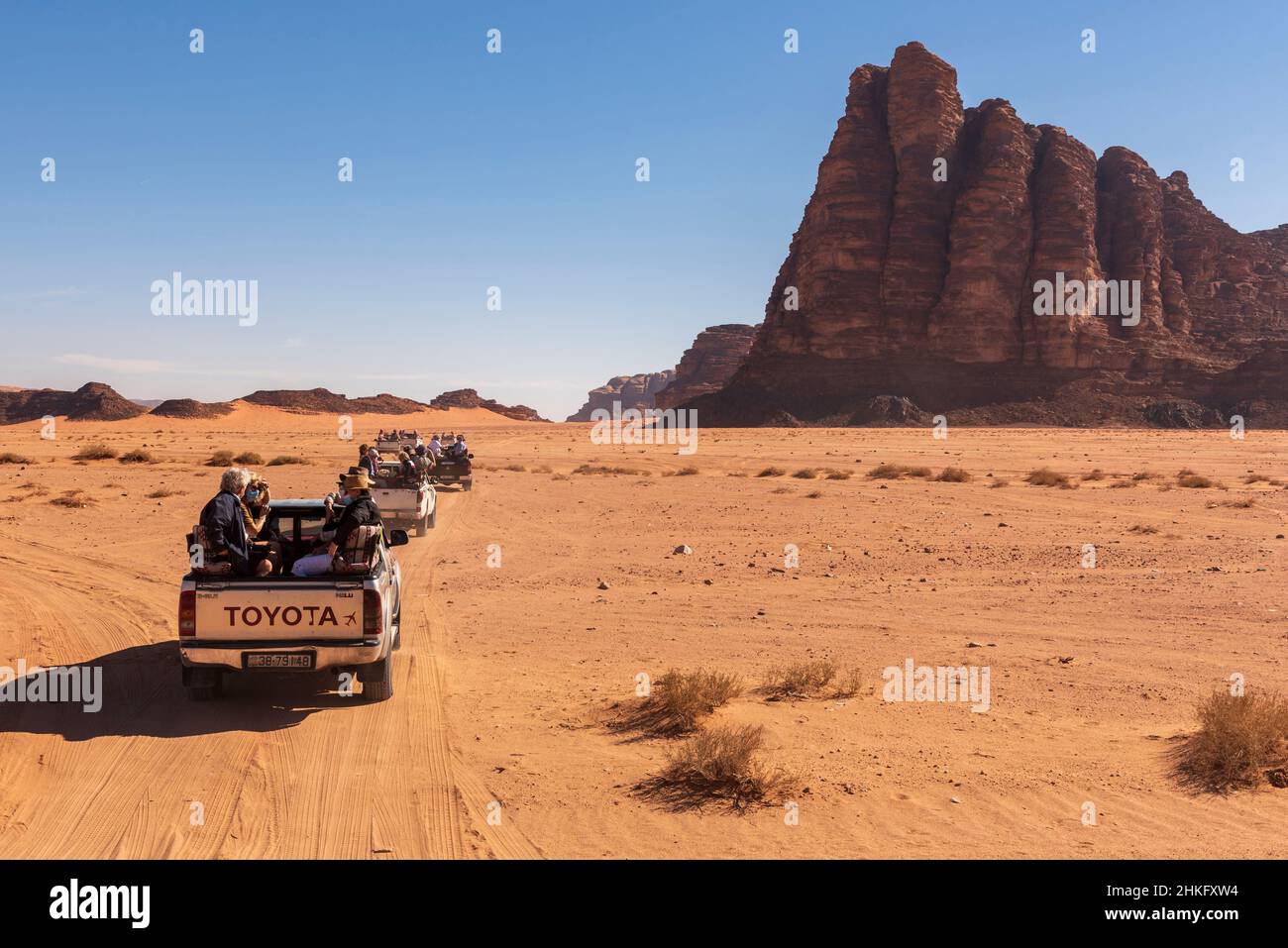 Jordan, Aqaba Governorate, Wadi Rum, listed as World Heritage by UNESCO, desert, Um Ishrin Mountains, the Seven Pillars of Wisdom and tourists in four wheel drive vehicles Stock Photo