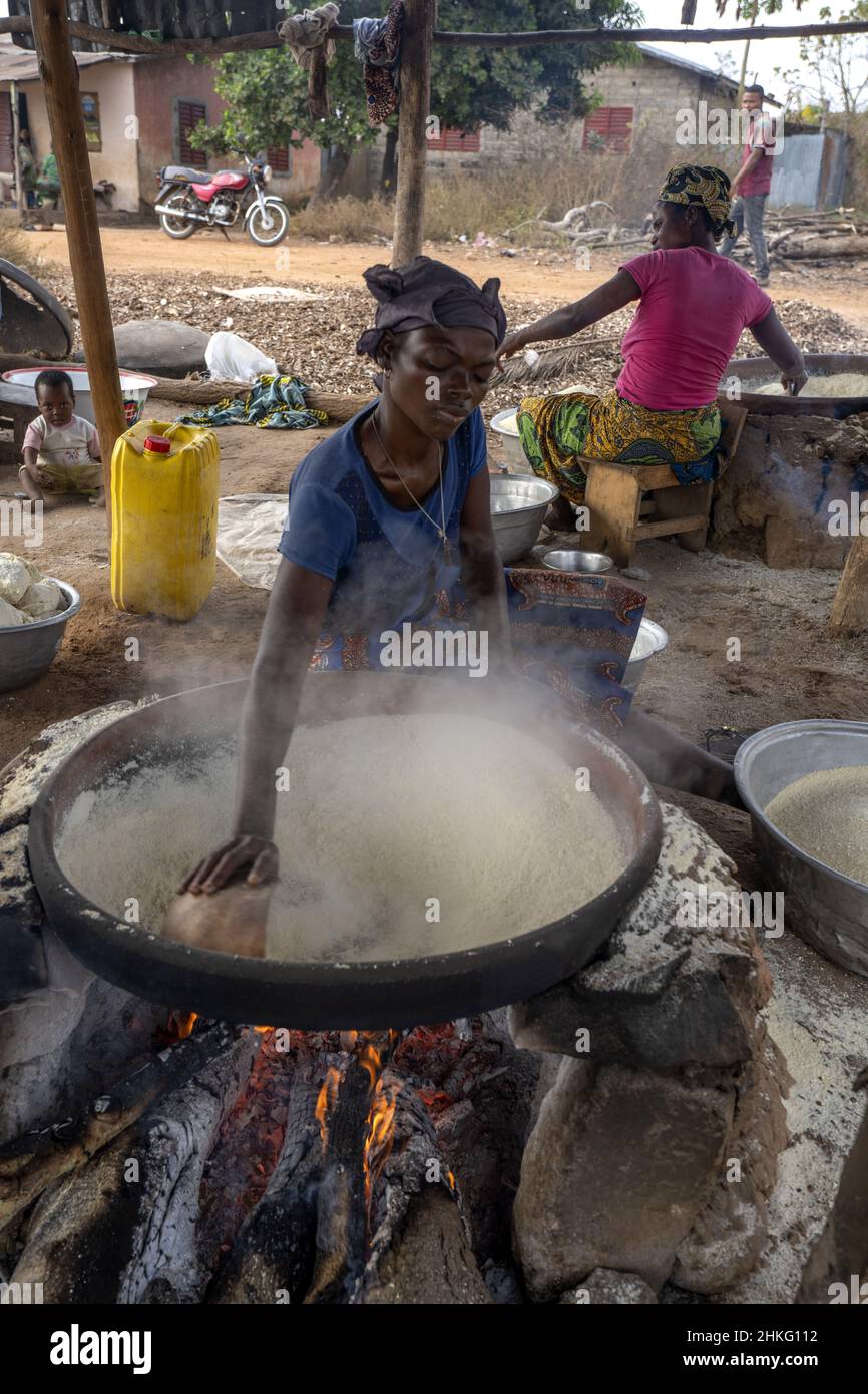 Benin, Dassa province, Gamkpetin, manioca flour gari Stock Photo