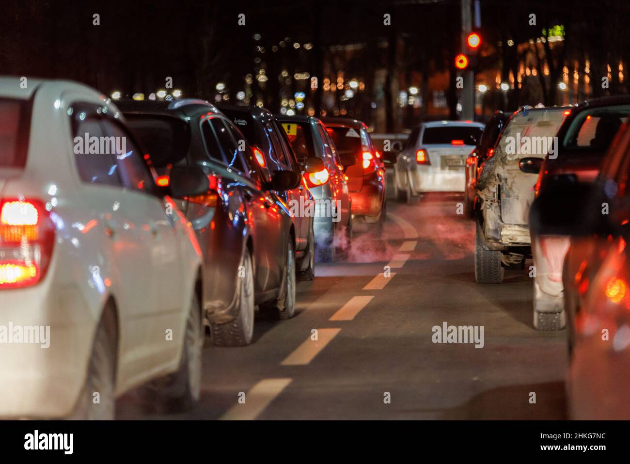 row of cars stopped in front of traffic light at night Stock Photo - Alamy