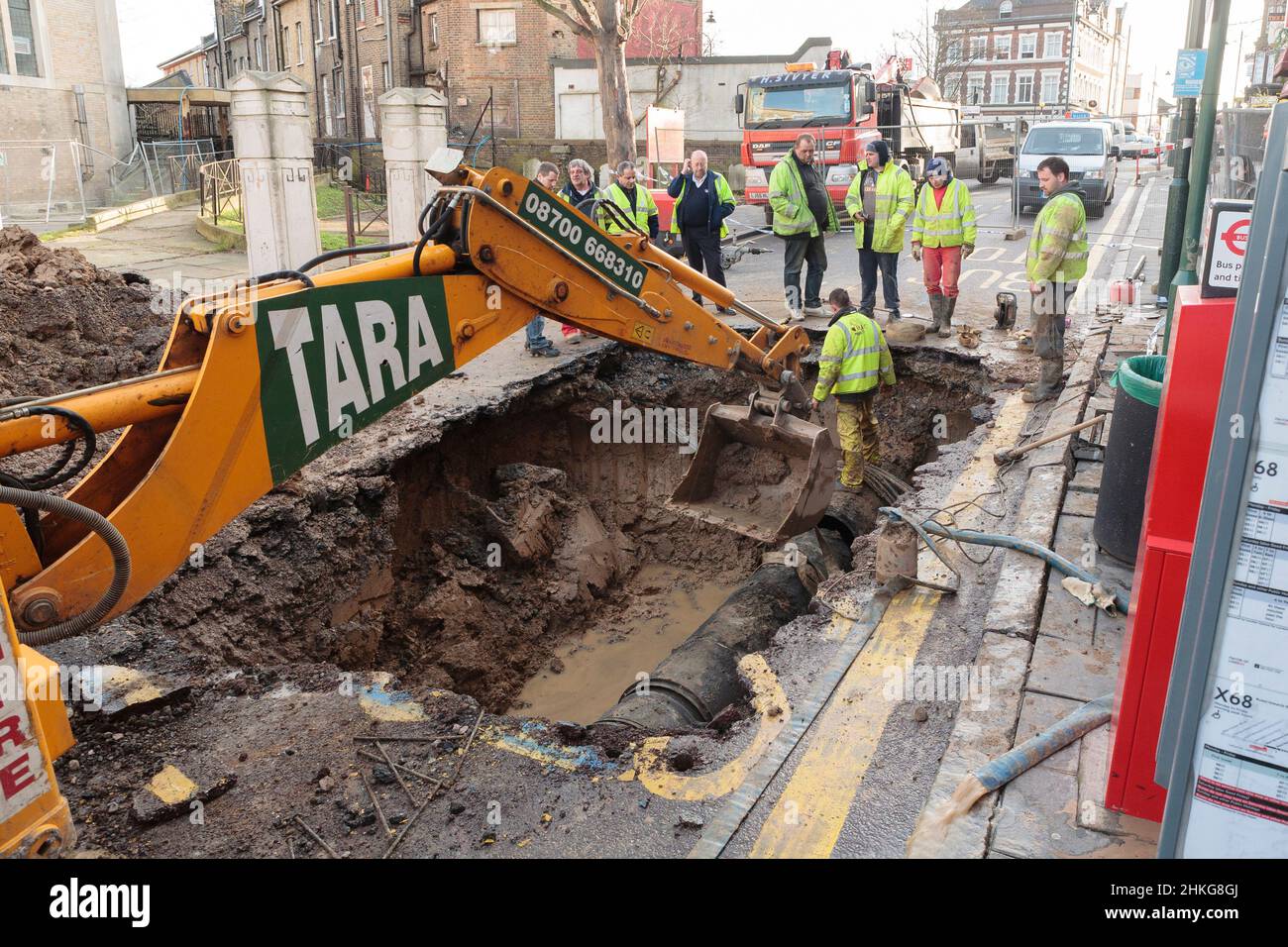 Water engineers work to repair a large Thames water main which broke at Knights Hill, Norwood, London, UK.  27 Jan 2008 Stock Photo