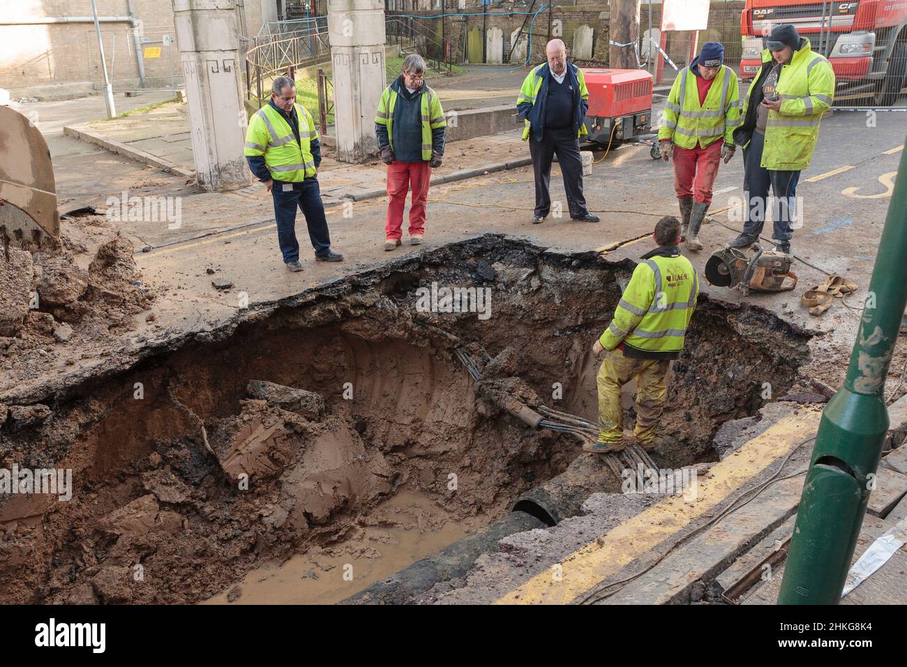 Water engineers work to repair a large Thames water main which broke at Knights Hill, Norwood, London, UK.  27 Jan 2008 Stock Photo
