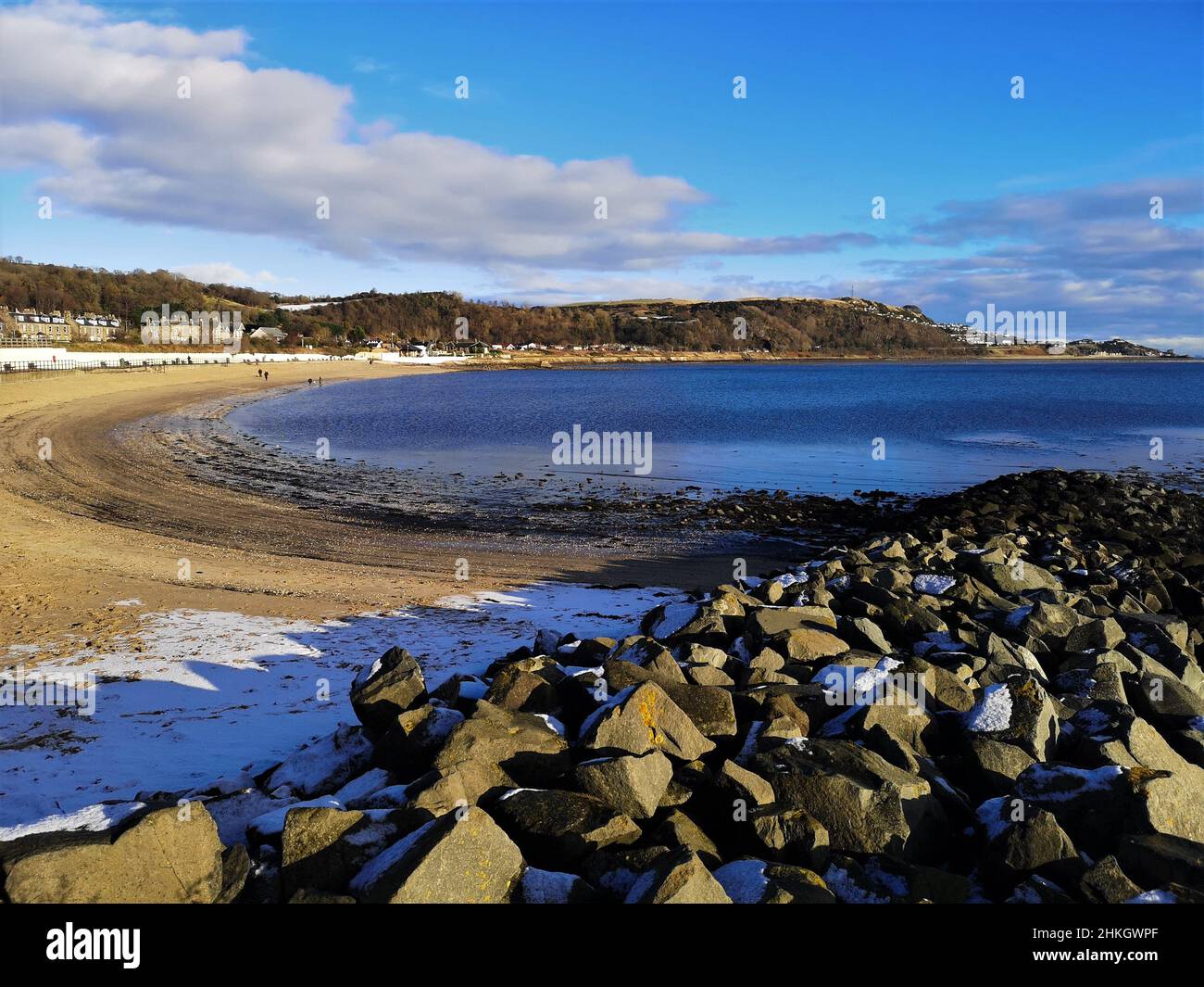 A view along the fine sandy beach in the Fife coastal town of Burntisland during a bright but cold winters day. Stock Photo