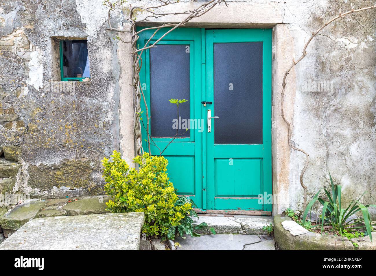 Green entrance door hi-res stock photography and images - Alamy