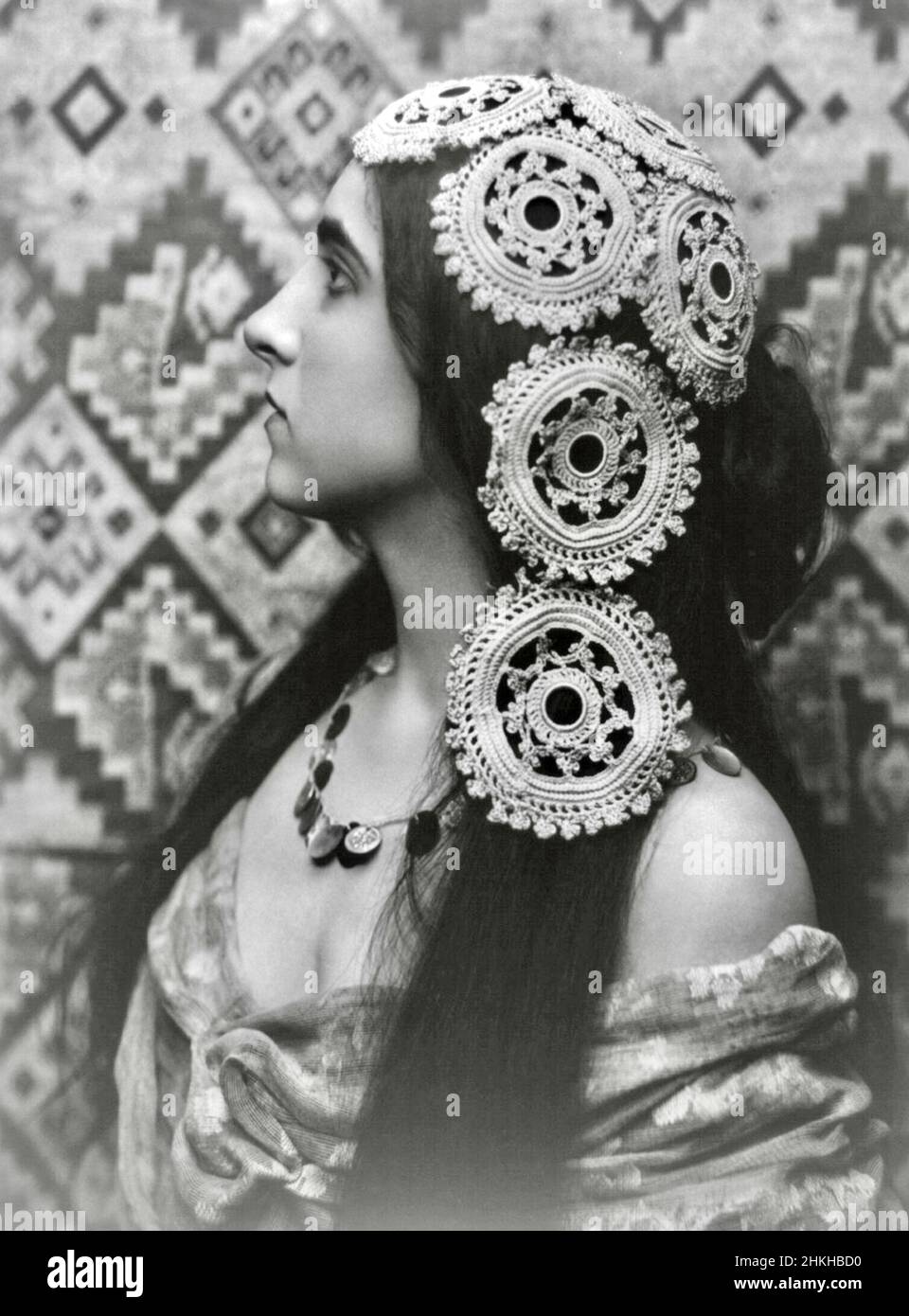 Fitz W Guerin, American photographer - Young Woman Wearing Crochet on her Head - 1902 Stock Photo