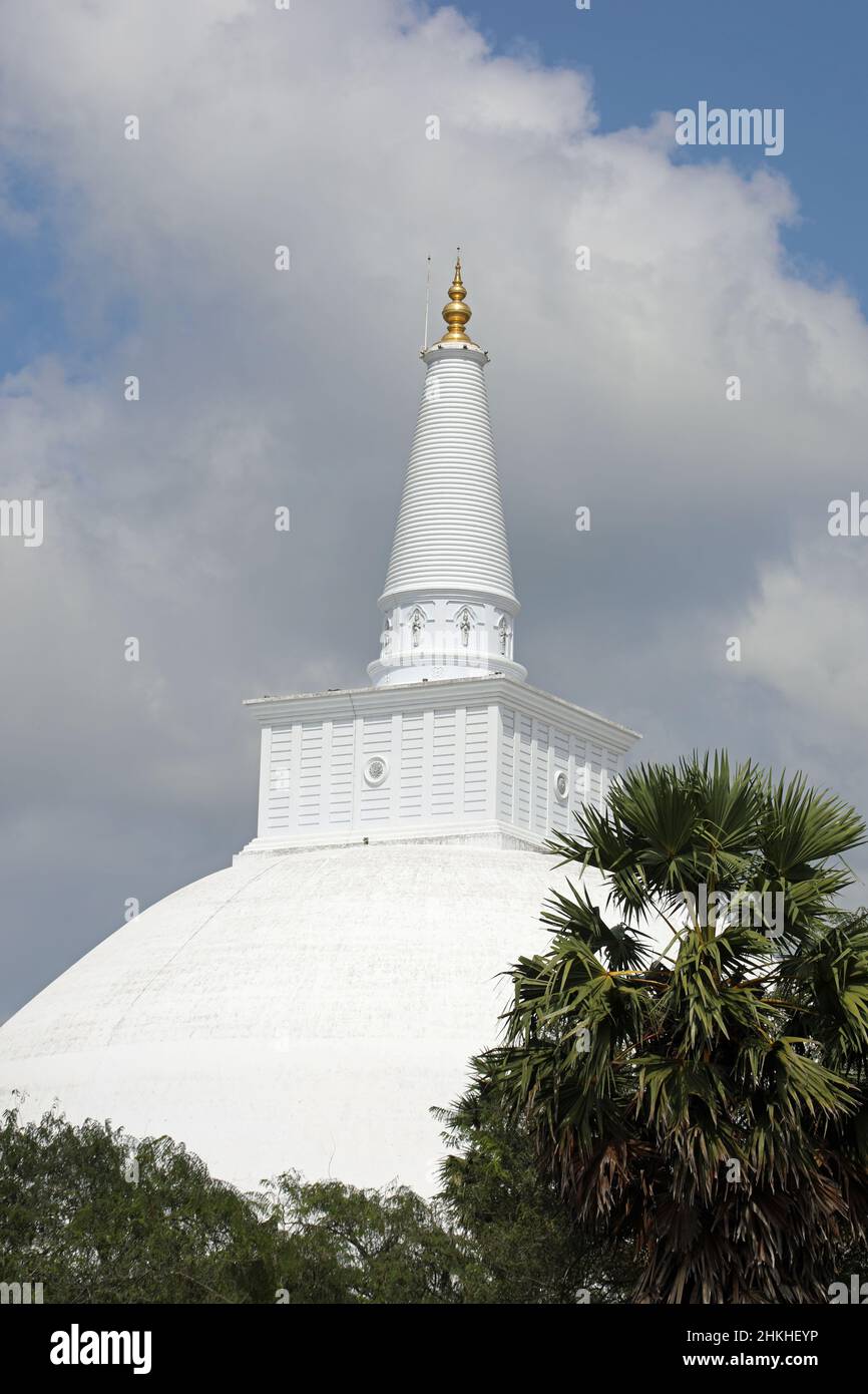 Ruwanwelisaya stupa at Anuradhapura in Sri Lanka Stock Photo