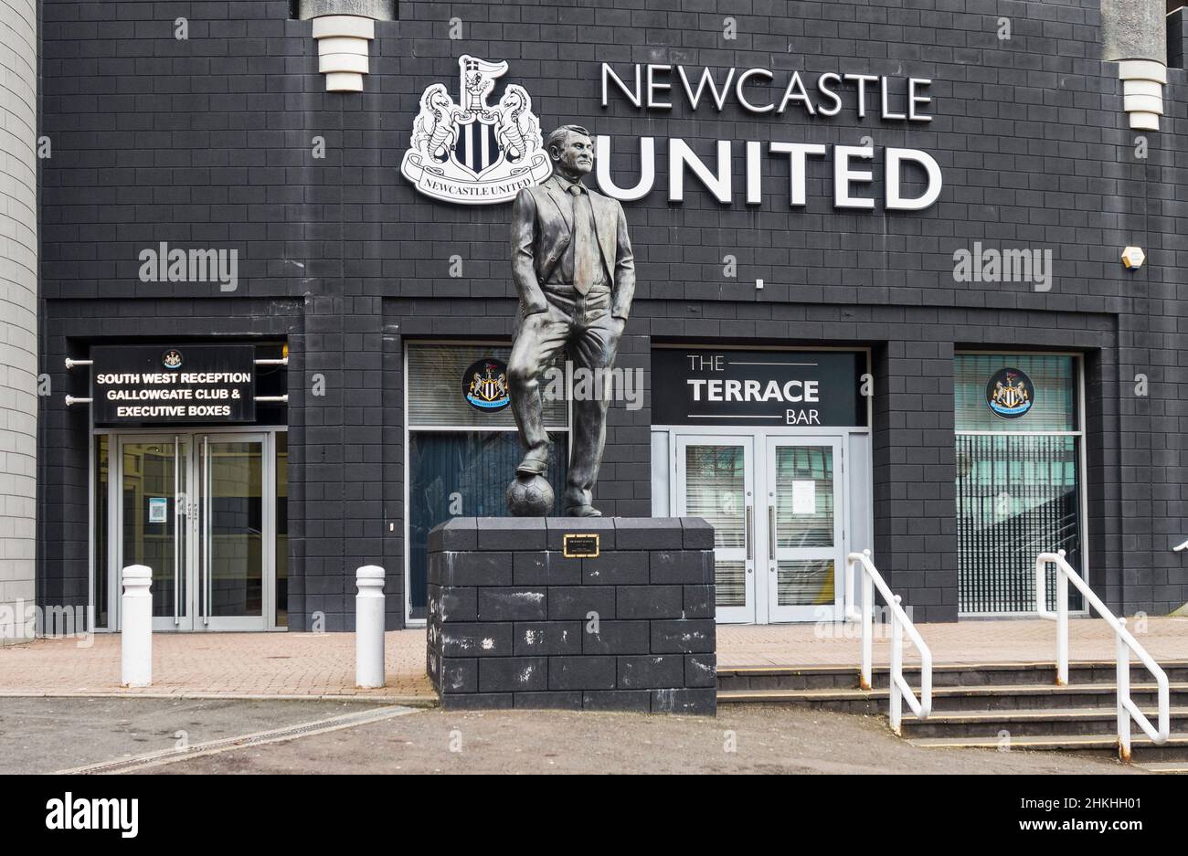 statue-of-legendary-footballer-and-manager-sir-bobby-robson-at-the-home