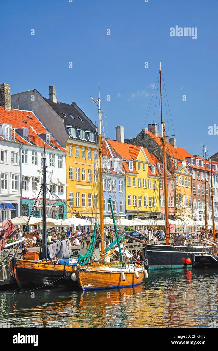 17th century waterfront buildings on Nyhavn Canal, Copenhagen (Kobenhavn), Kingdom of Denmark Stock Photo