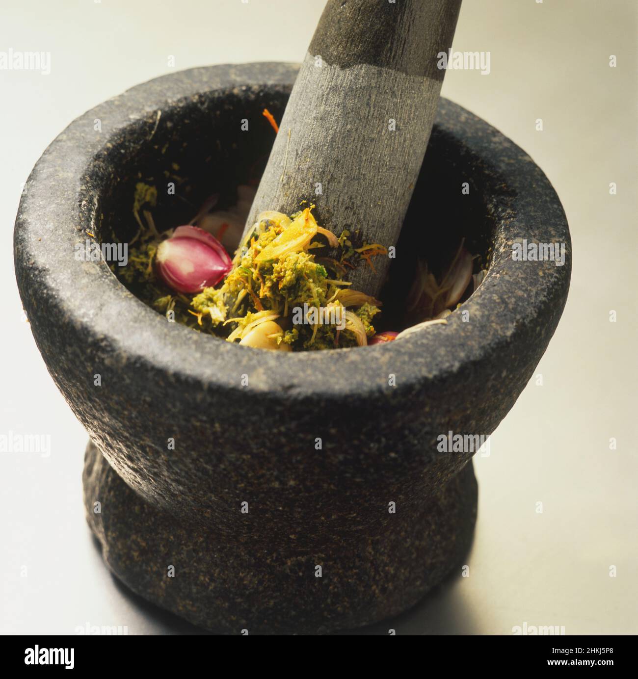 Pestle and mortar with curry ingredients Stock Photo Alamy