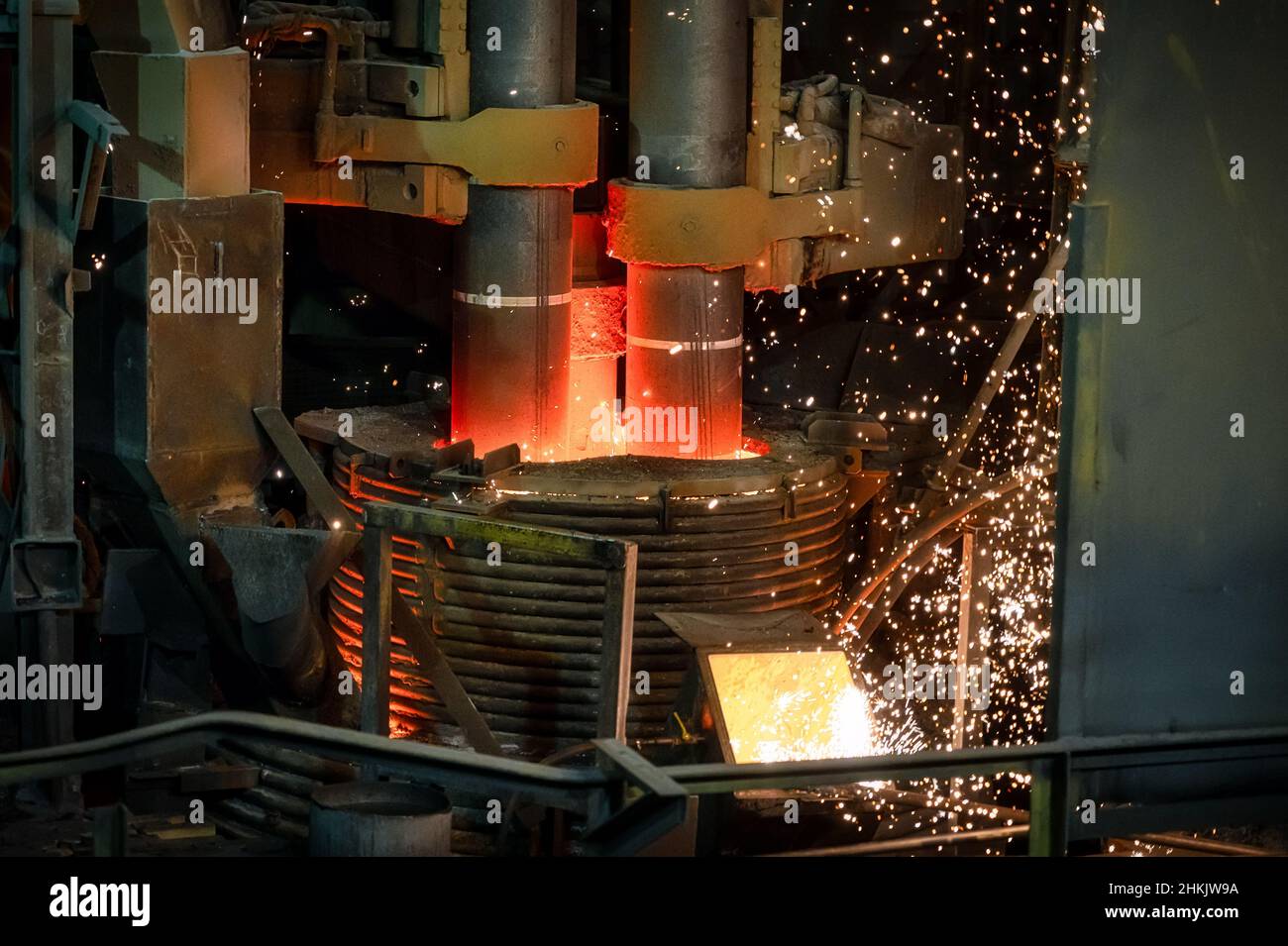 Electric arc steelmaking furnace, thick powerful redhot graphite