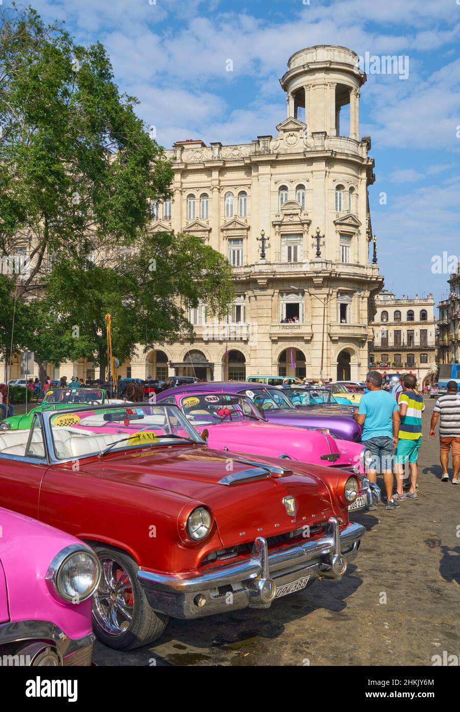Square Parque Central with antique cars for tourists, Cuba, La Habana, Villa de San Cristabal de la Habana Stock Photo