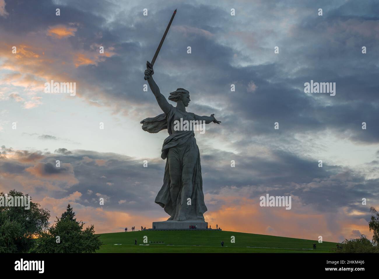 VOLGOGRAD, RUSSIA - SEPTEMBER 19, 2021: Sculpture 'The Motherland Calls!' against the background of a gloomy sunset sky. Memorial complex 'Mamaev Kurg Stock Photo