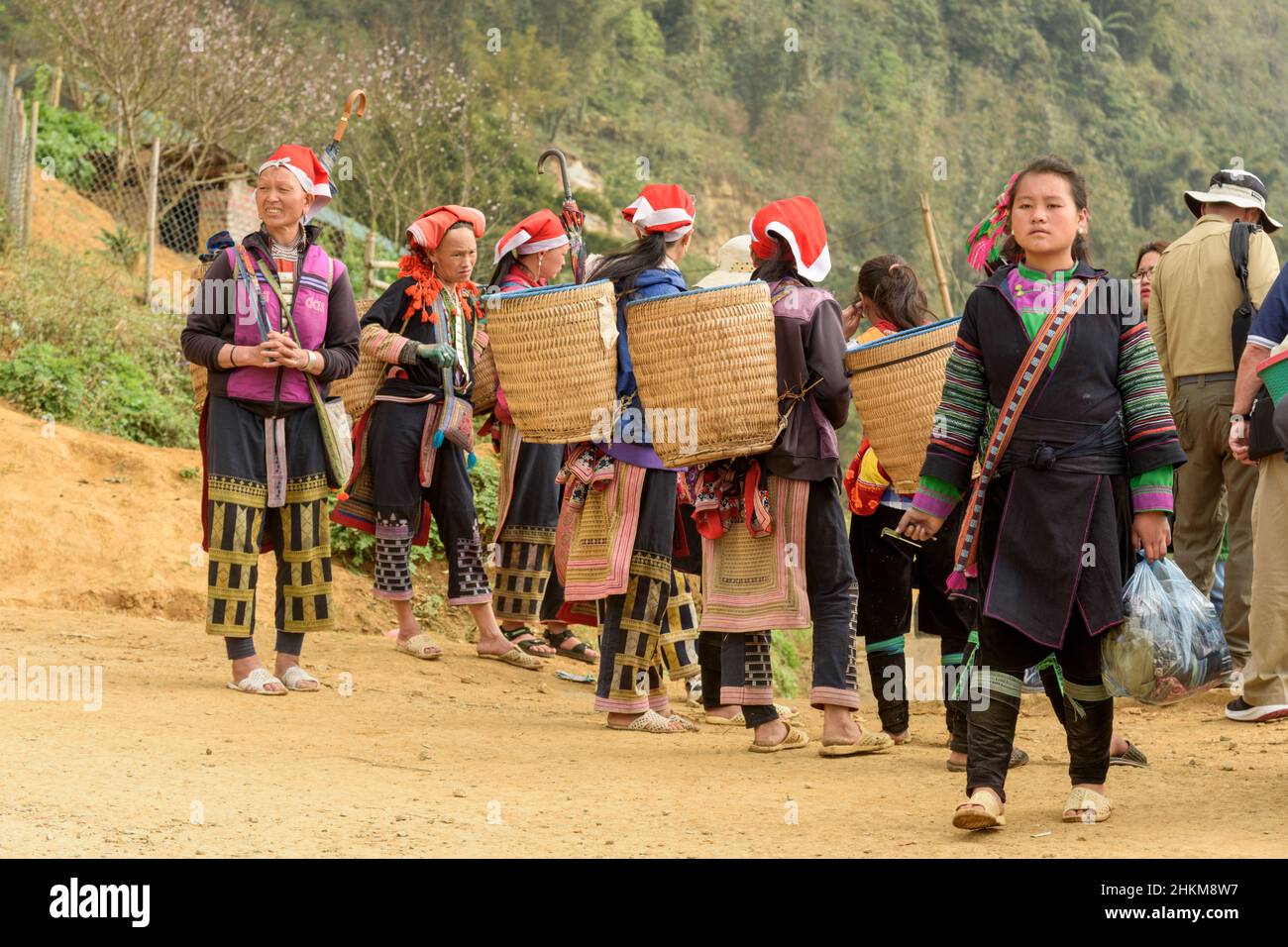 Red Dao tribal women in Muong Hoa Valley (Thung Lũng Mường Hoa), near Sapa, Lao Cai Province, Vietnam, Southeast Asia Stock Photo