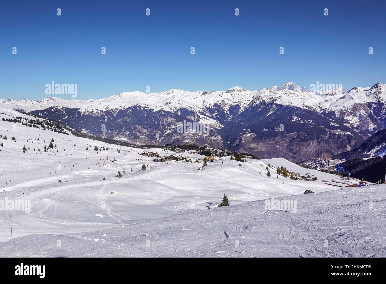 Skipiste und Bergwelt bei Couchevel Moriond, Vallee de Courchevel, Departement Savoie, Frankreich Stock Photo