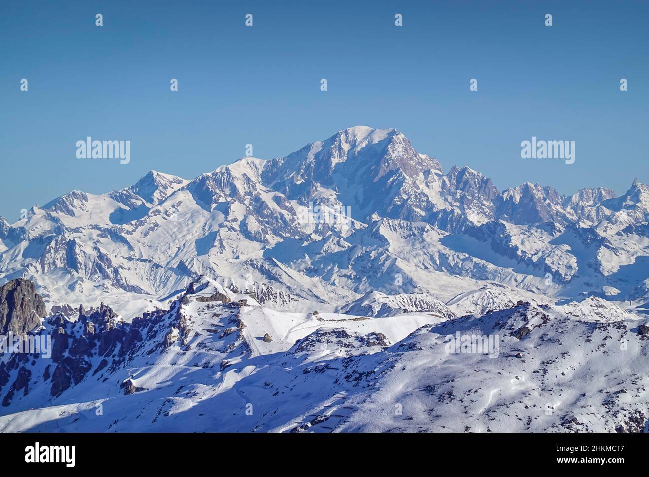 Mont Blanc Massiv, im Vordergrund Berge des Vallee de Courchevel, Departement Savoie, Frankreich Stock Photo
