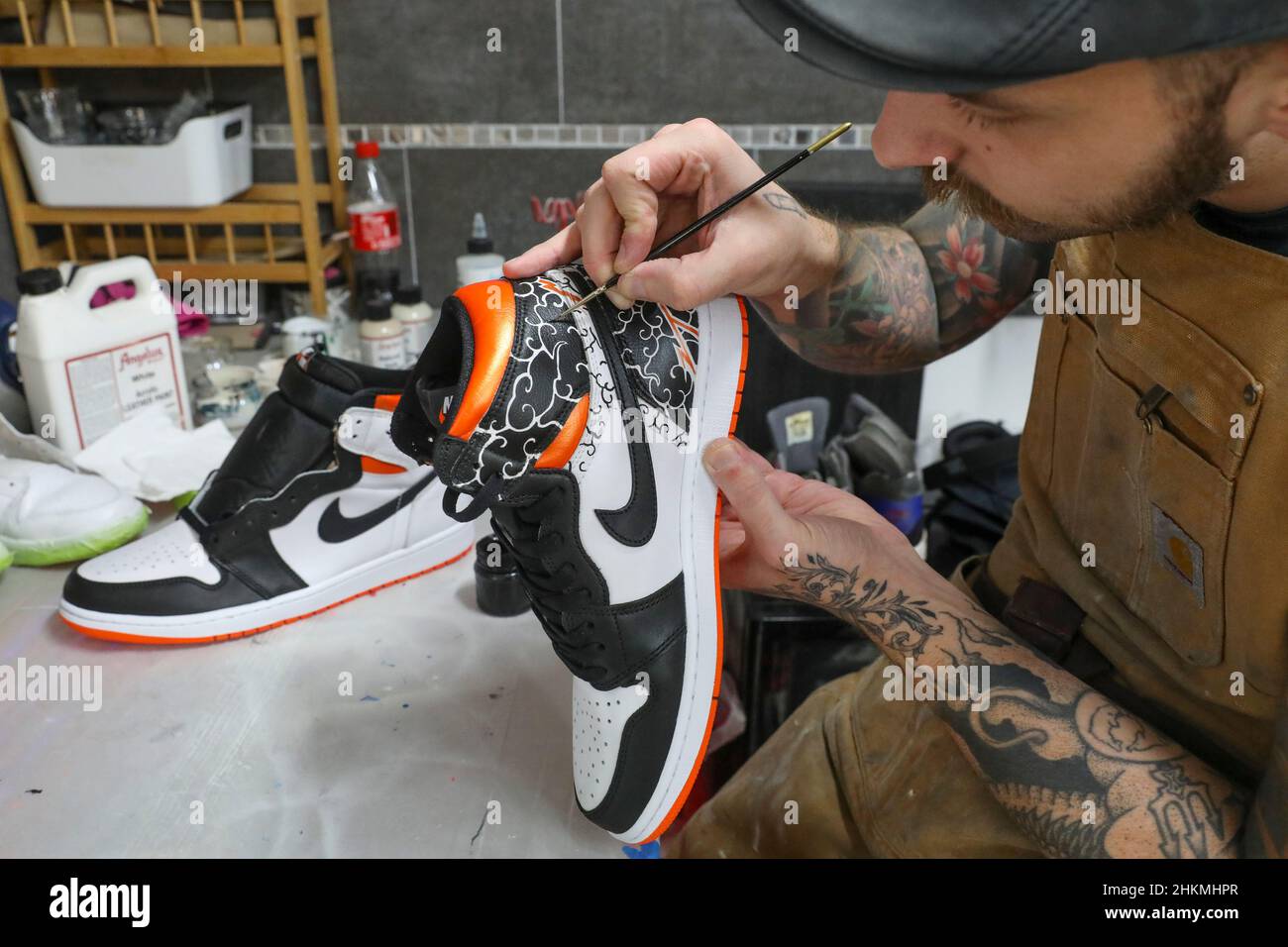 Personnalisation dune sneakers air jordan 1 hi res stock photography and images Alamy