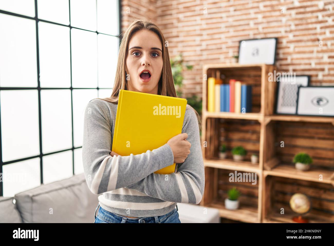Uncertain woman surprised young hi-res stock photography and images - Alamy