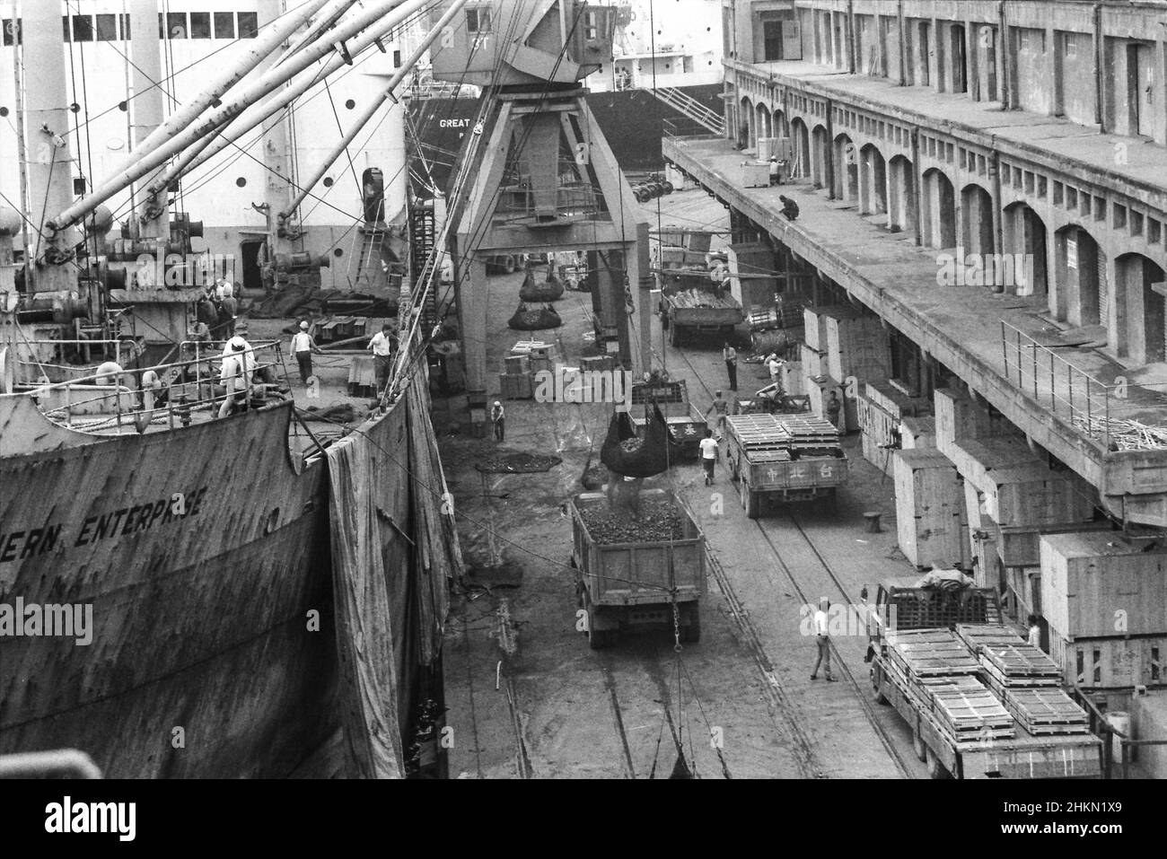 Cargo ship 'Southern Enterprise' handling discharging coal alongside the quay in Keelung or Kaohsiung, Taiwan, April 1978 Stock Photo