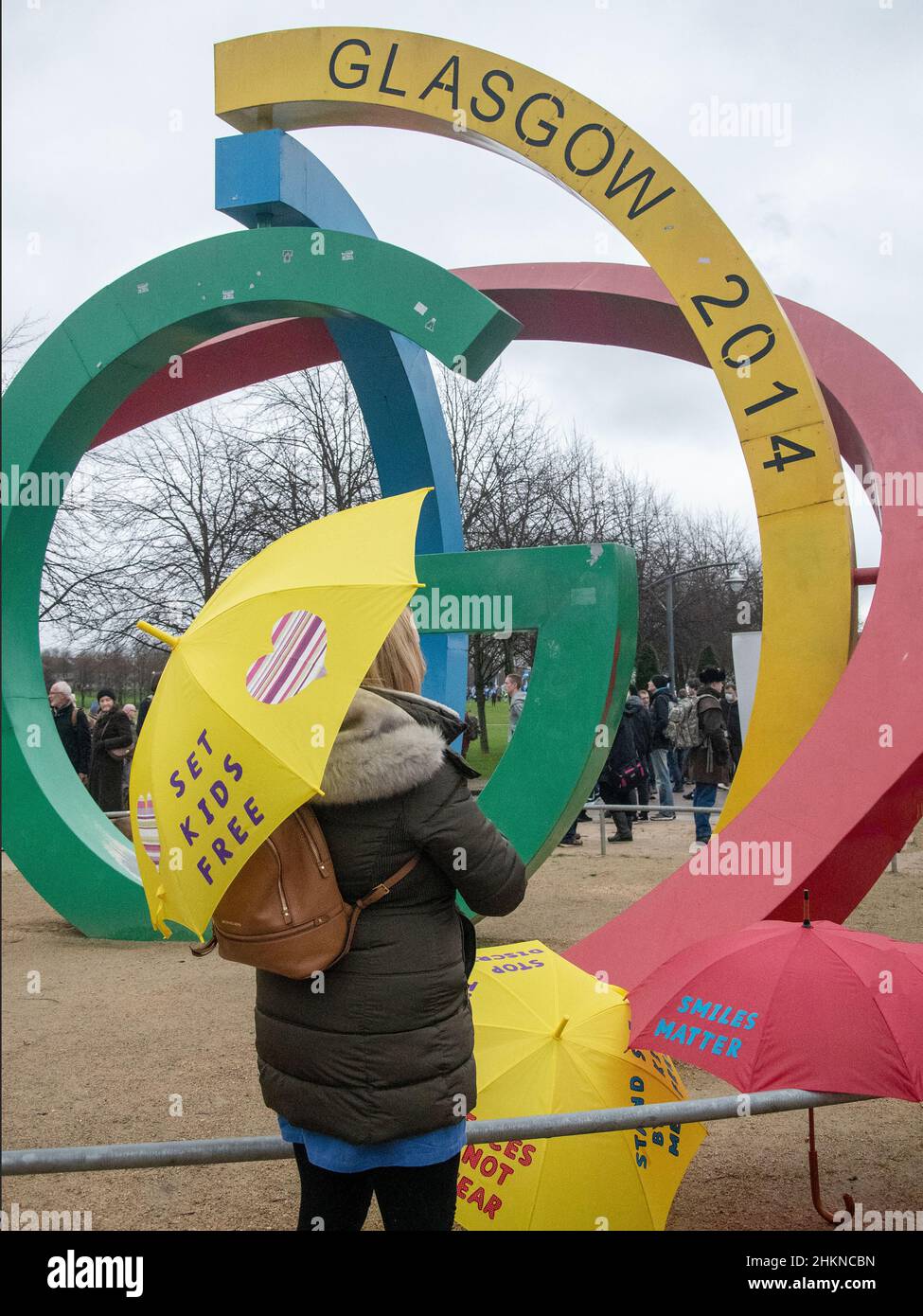 Glasgow, Scotland, UK. 22nd January 2022: An anti-vaxer with a colourful umbrellas at an Anti-Vax protest in Glasgow. Stock Photo