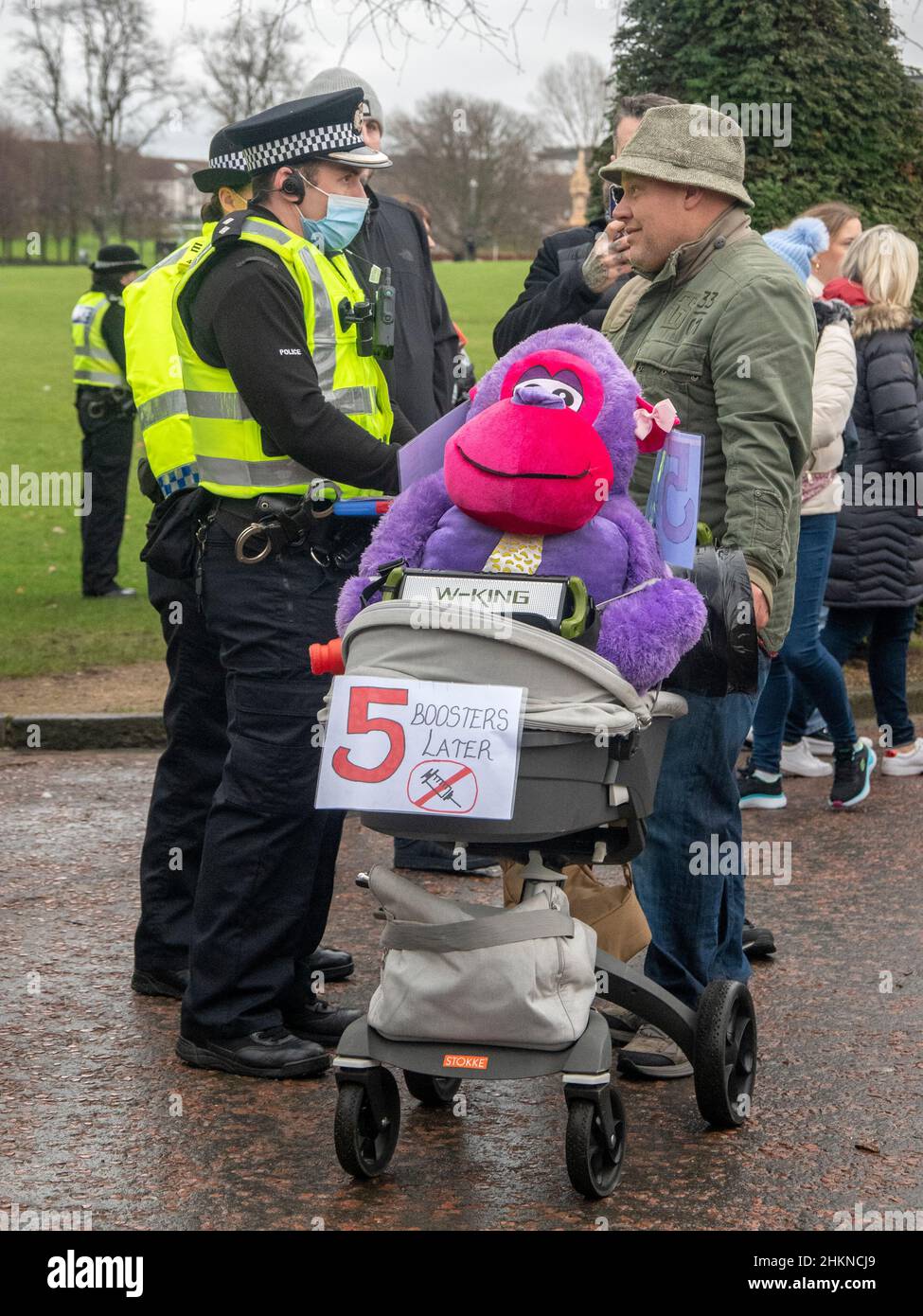 Glasgow, Scotland, UK. 22nd January 2022: An anti-vaxer talking to the police. Stock Photo